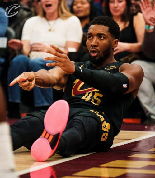 开云体育在线-榜眼单节17分带不动鲍尔15中1，米切尔24+6+8失误，骑士力克黄蜂