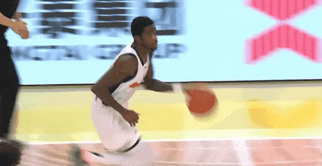 开云体育中国-萨姆纳快攻上篮造成干扰球打成2+1，广东落后13分追至2分