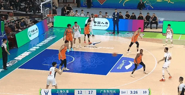 开云体育入口-黄明依接球长两分投进，王洪泽持球强攻洛夫顿上篮打进